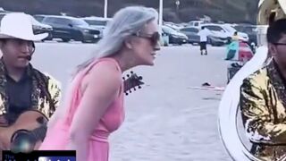 This woman is on vacation in MEXICO and apparently doesn’t like Mariachi band playing