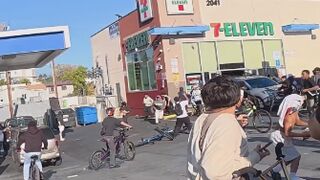 Woman confronts ‘teens’ on bikes looting and destroying a 7-Eleven