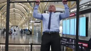 Health Sec. Bobby Kennedy just SMASHED 20 pull-ups at DCA airport, at 71 years old