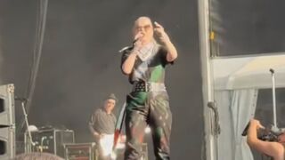 Garbage Singer Has A Meltdown On Stage Because A Fan Bounced A Beach Ball