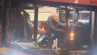 UK: A bus driver attacked by an Asian passenger and activates an emergency alarm